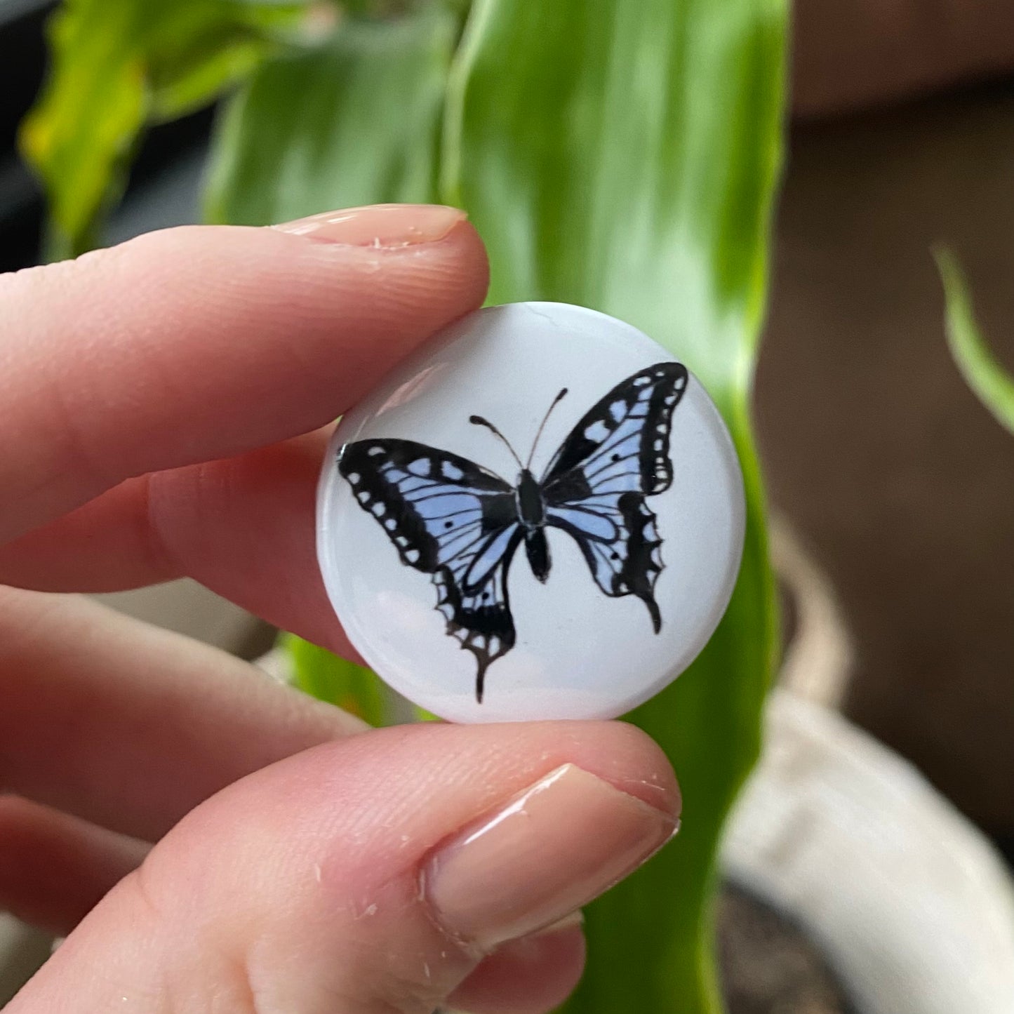 Butterfly button